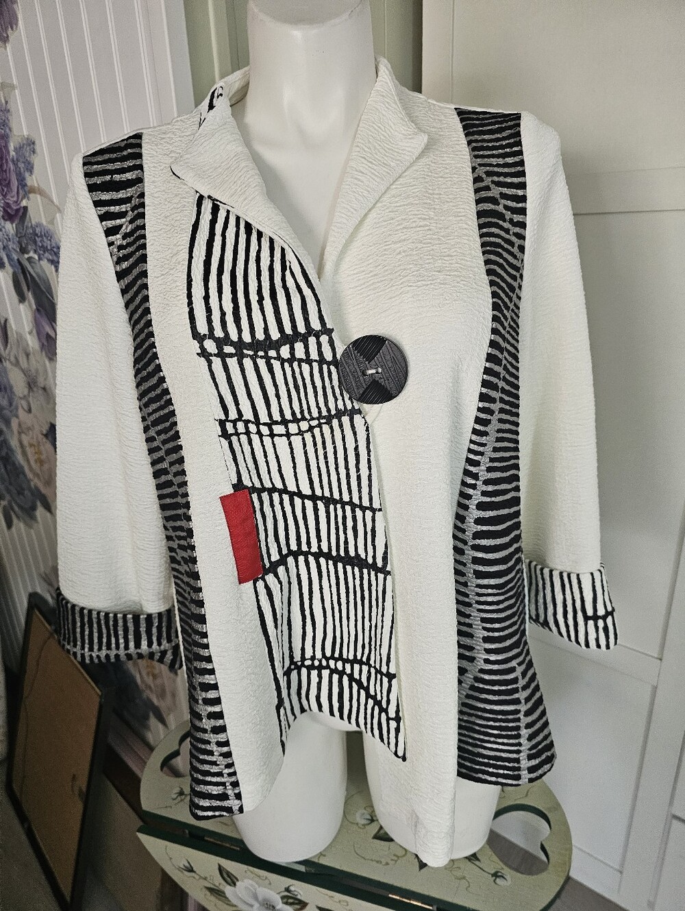 IC by Connie K Jacket 1X Asymmetric White Black Abstract Artsy Cardigan EUC